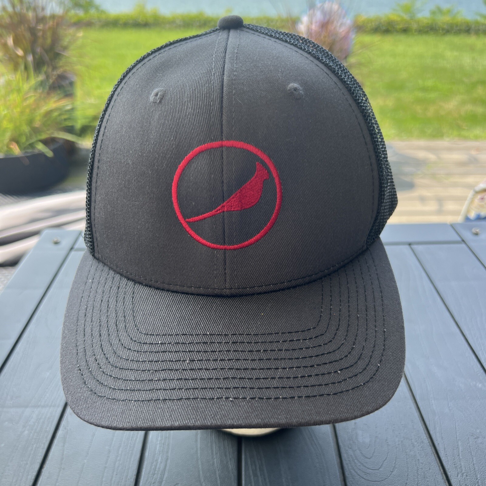 Red Cardinal in a Circle on Trucker  Hat Cap Gray Fabric Black Mesh Snapback EUC