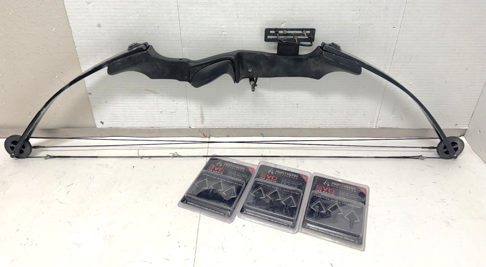Dynamo Robin Hood Compound Bow | +3 Northern Broadheads EVO 125g Arrowheads