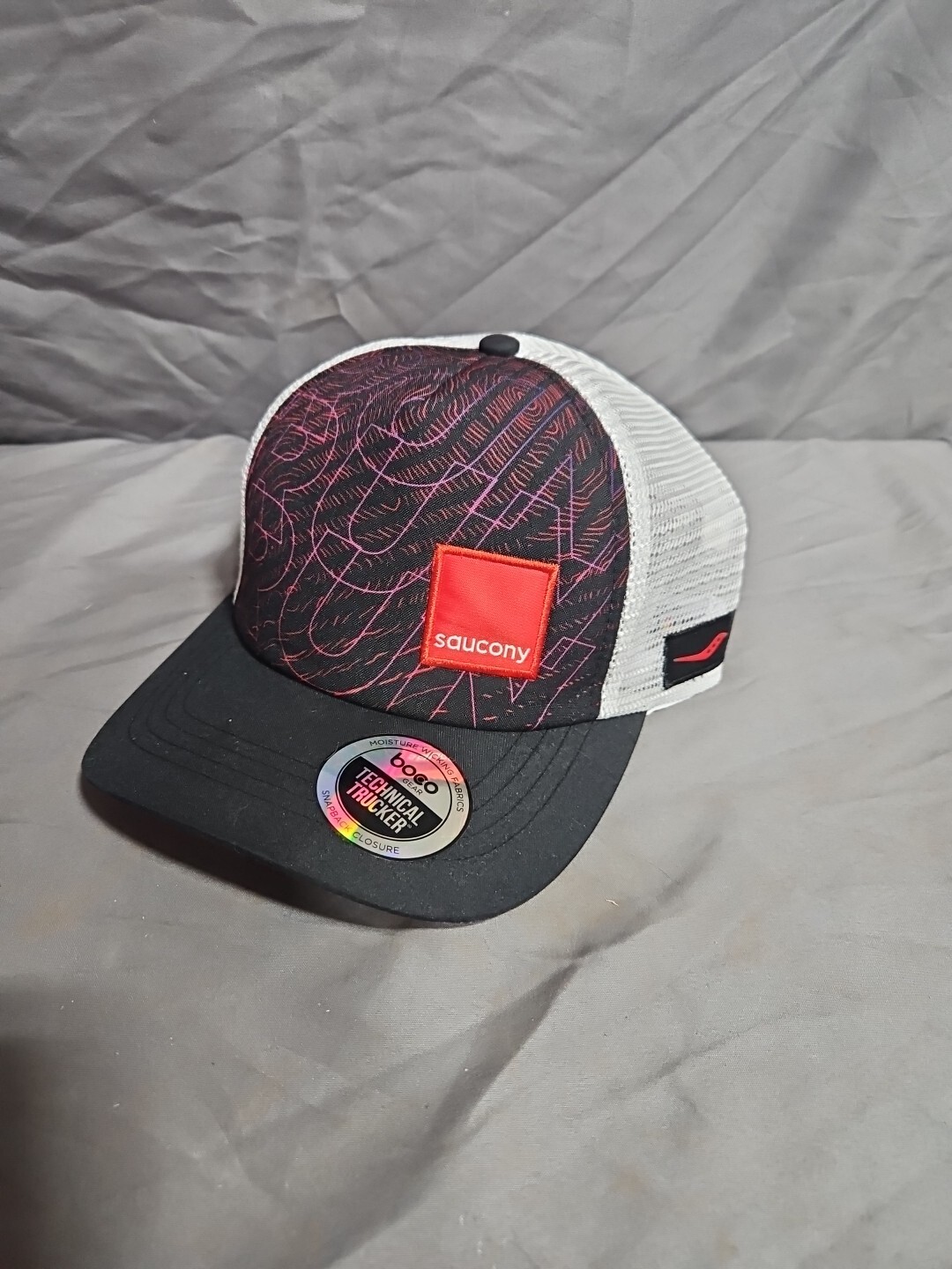 Saucony Run Trucker Foam Snapback Mesh Cap Hat Maroon Black Moisture Wicking