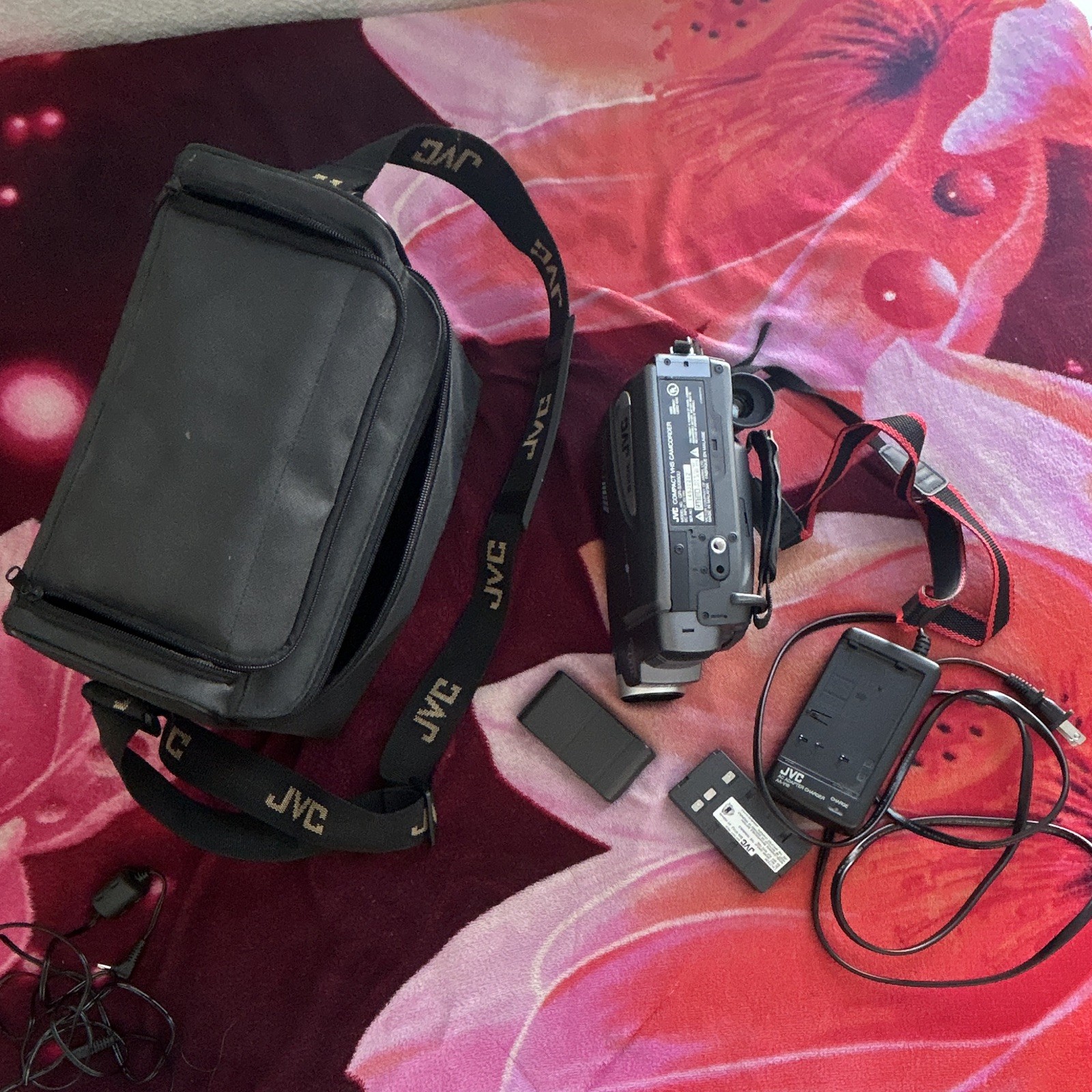 JVC GR-SXM255U Super VHS-C Camcorder 16x/300x Zoom 2.5in DSP Gray. Not tested.