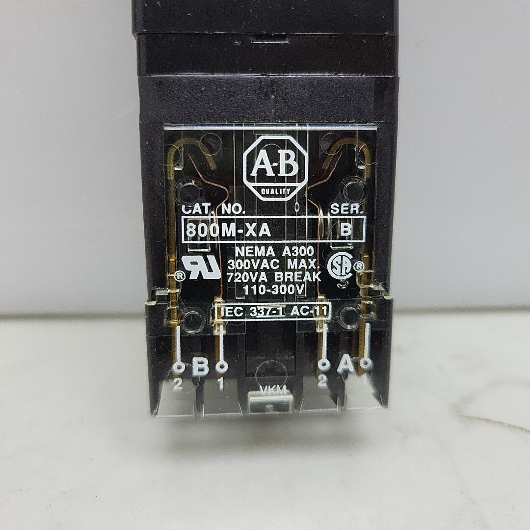 Allen Bradley 800MR-H33B 2 Position Maintained Selector Switch Cylinder Lock