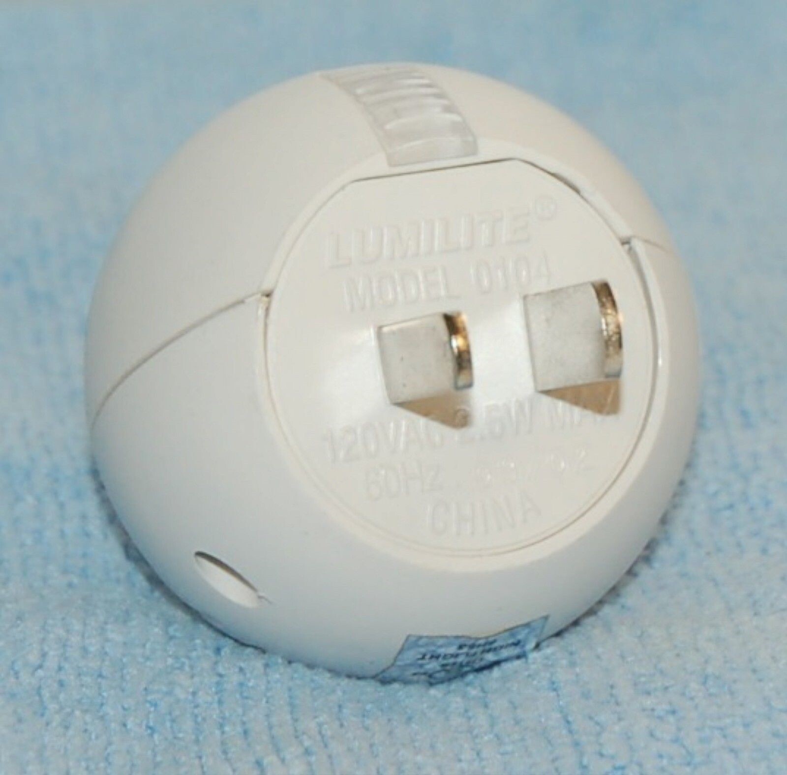 4 x NEW Lumilite Plug-in Wall Outlet Automatic Night Light Bulb Unit lamp sensor