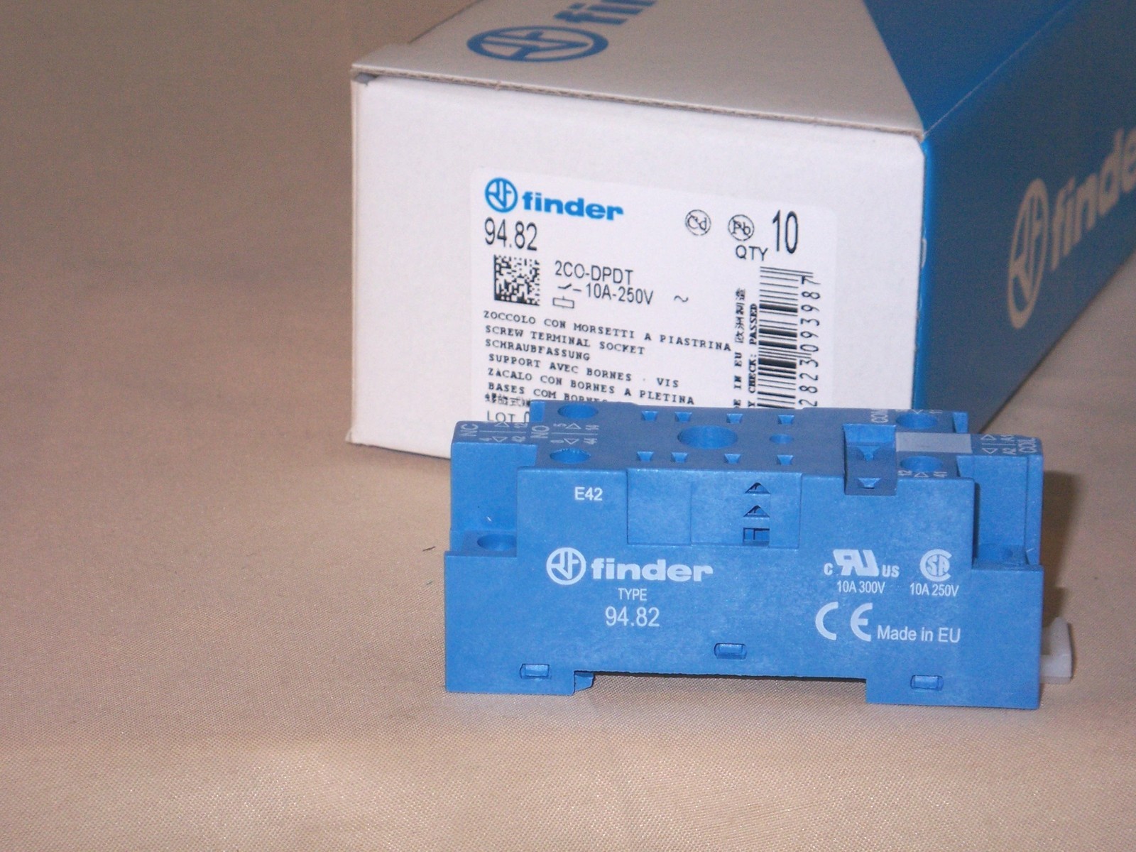 Finder Relay 94.82 socket (NIB)