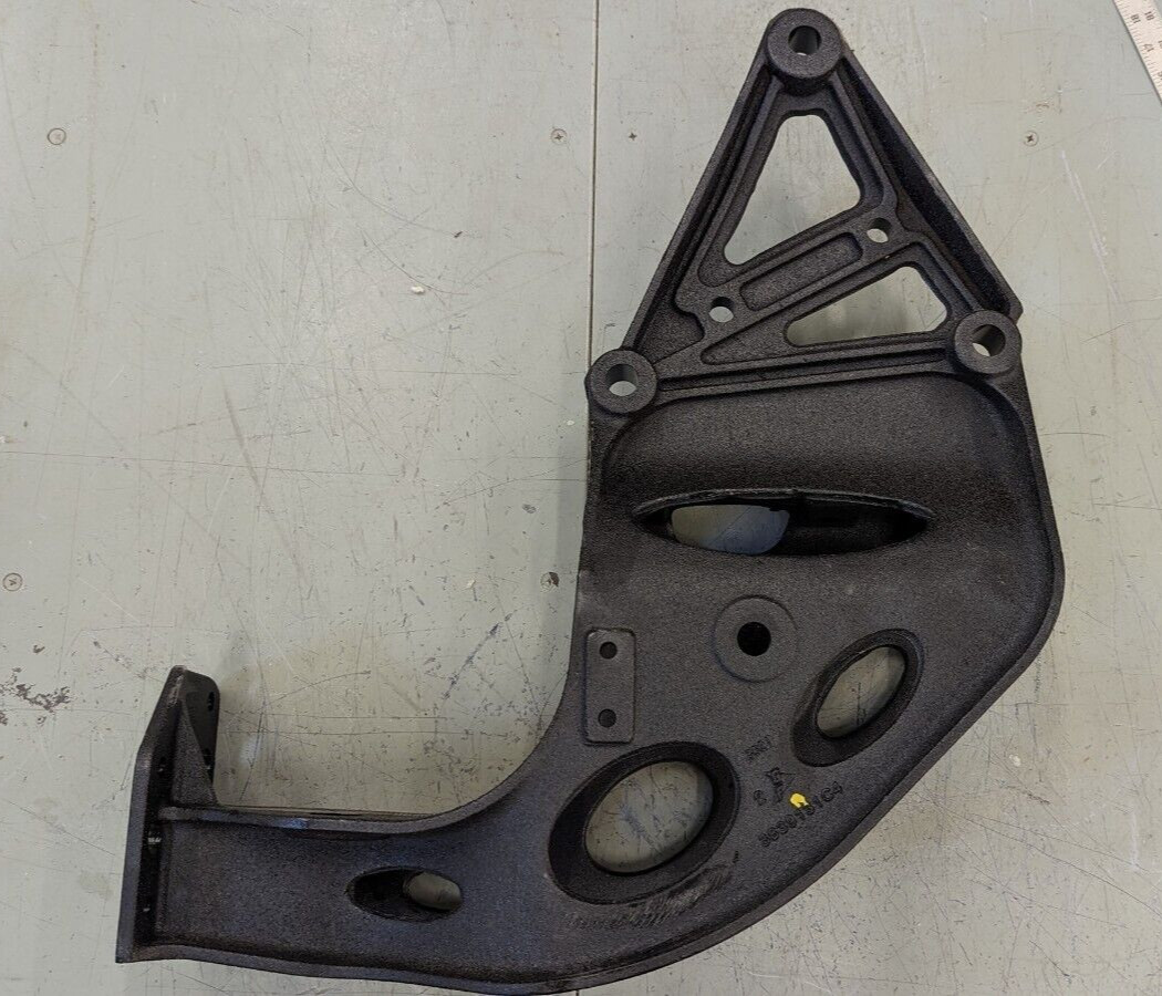 3704940C4 New International RH & LT Models Left Hand Support Bracket 3839131C4