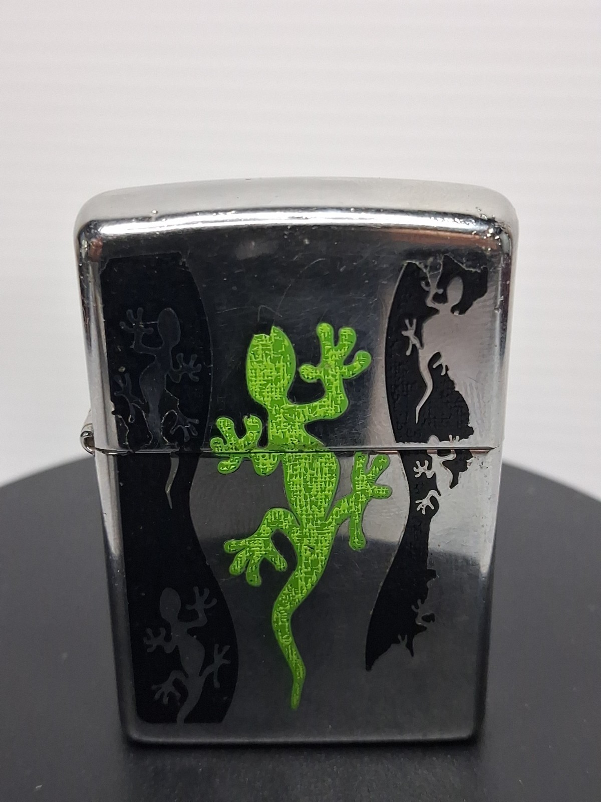 Vintage 2009 Gecko Green Lizard High Polish Chrome Zippo Lighter