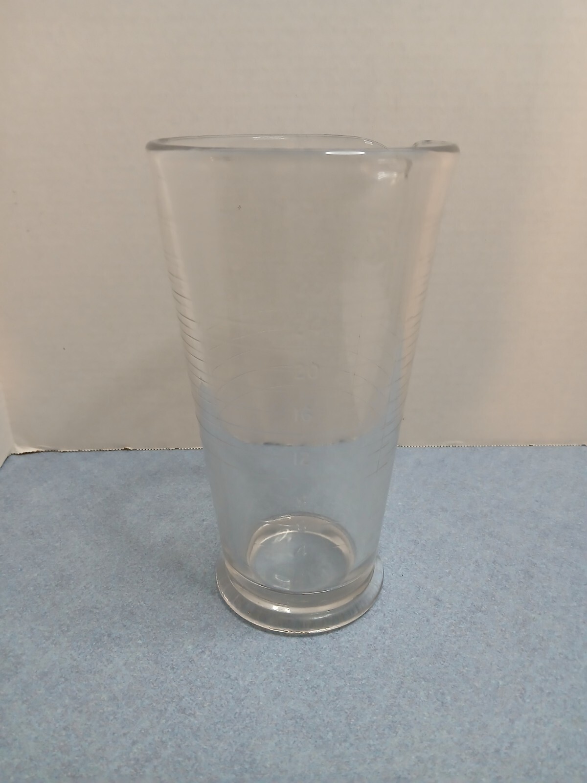 Vintage Eastman Kodak 32 Oz Glass Chemical Beaker Measuring Film Photo Develop