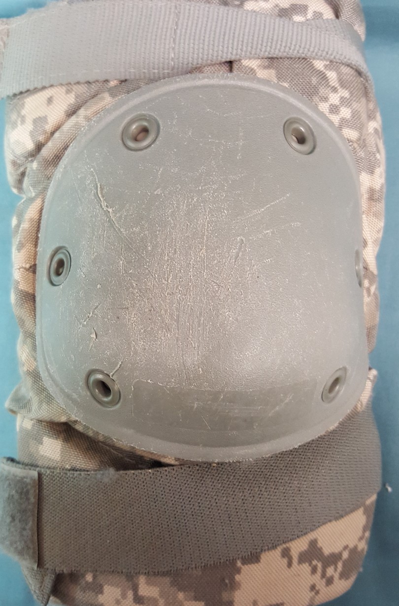 ONE PAIR USGI ACU Digital Camo Medium Knee Pads Poor Condition