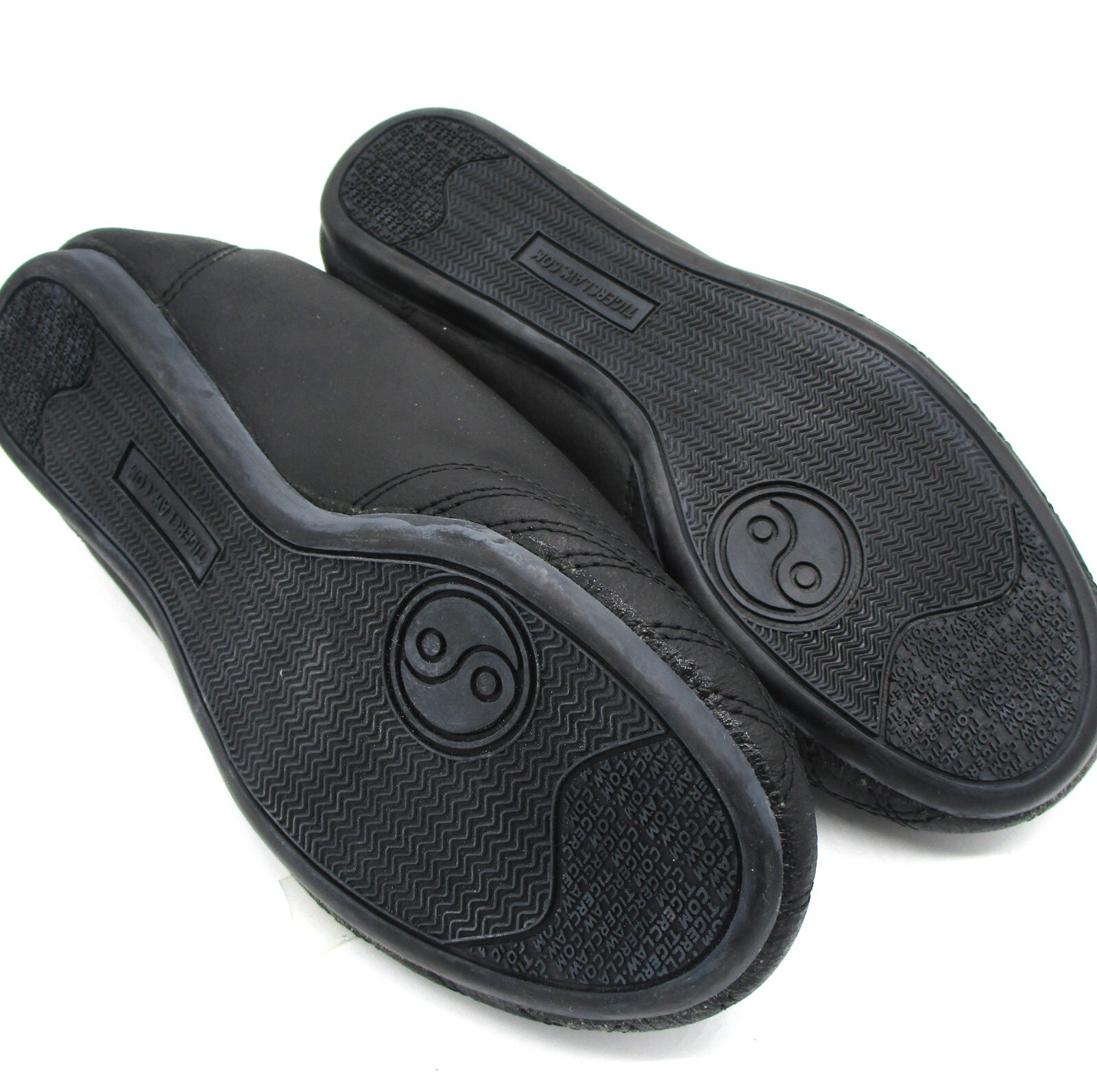 Tiger Claw, Kung Fu Shoes. Size 5 with Carrying Case