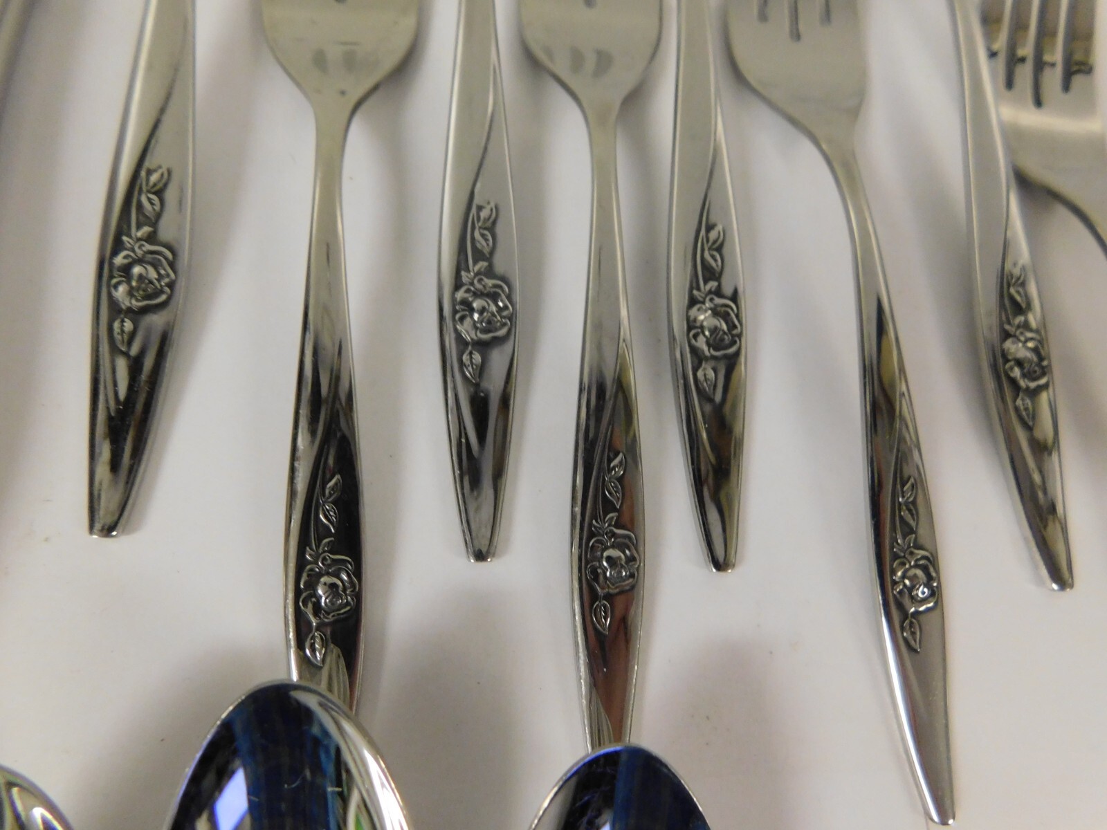 Oneidacraft Lasting Rose Stainless Steel Flatware Set Service for 4