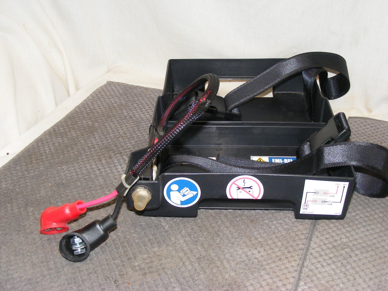PRIDE QUANTUM 600, J6 DOUBLE BATTERY TRAY W/STRAPS & RESET SWITCH DWR1054E005
