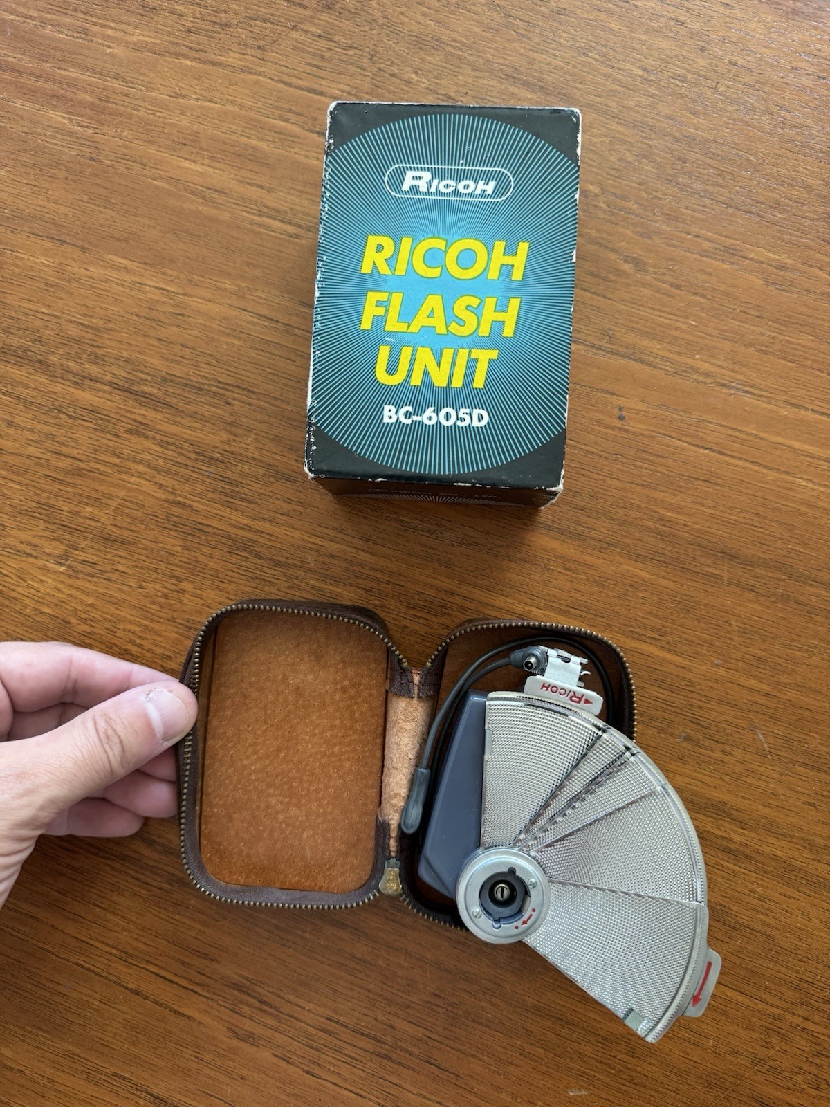 Ricoh BC-605D Vintage Bulb Flash Gun. With Leather Case Fan Flash Unit W/ Box