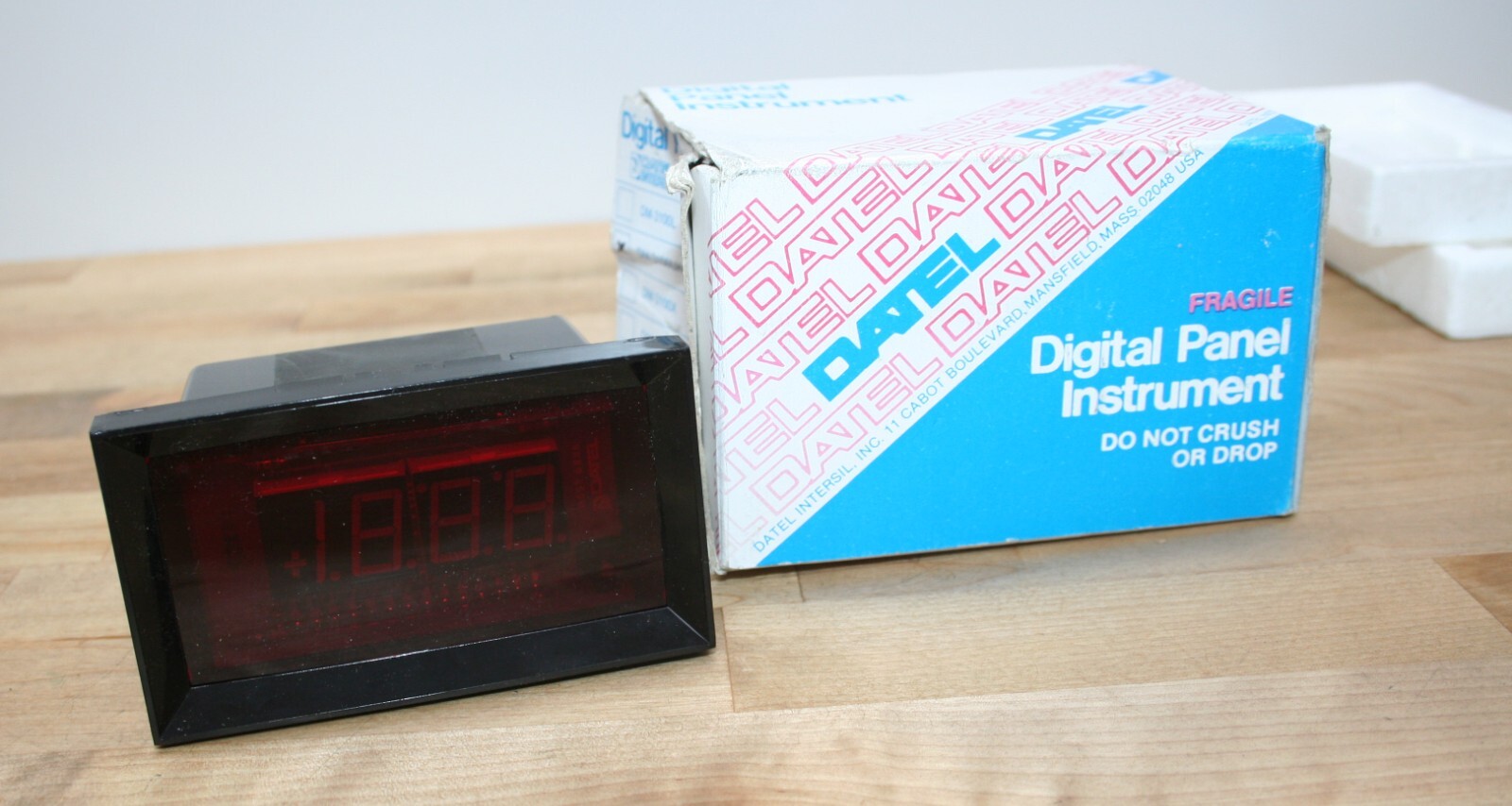 A NEW IN THE BOX (NIB) DM-3100LH  panel meter