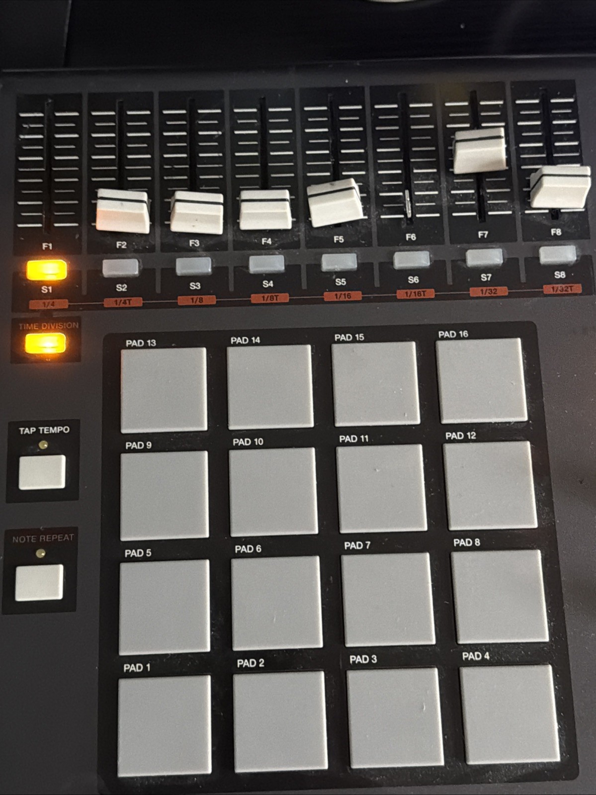 Akai Professional MPD32 USB MIDI Pad Control Unit Only Tested (READ)