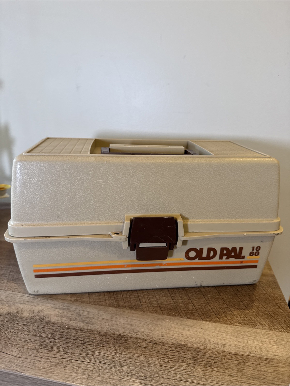Vtg Old Pal 1060 Tackle Box 3-Tiers Beige 3 Stripes on Front PLUS lures tackle