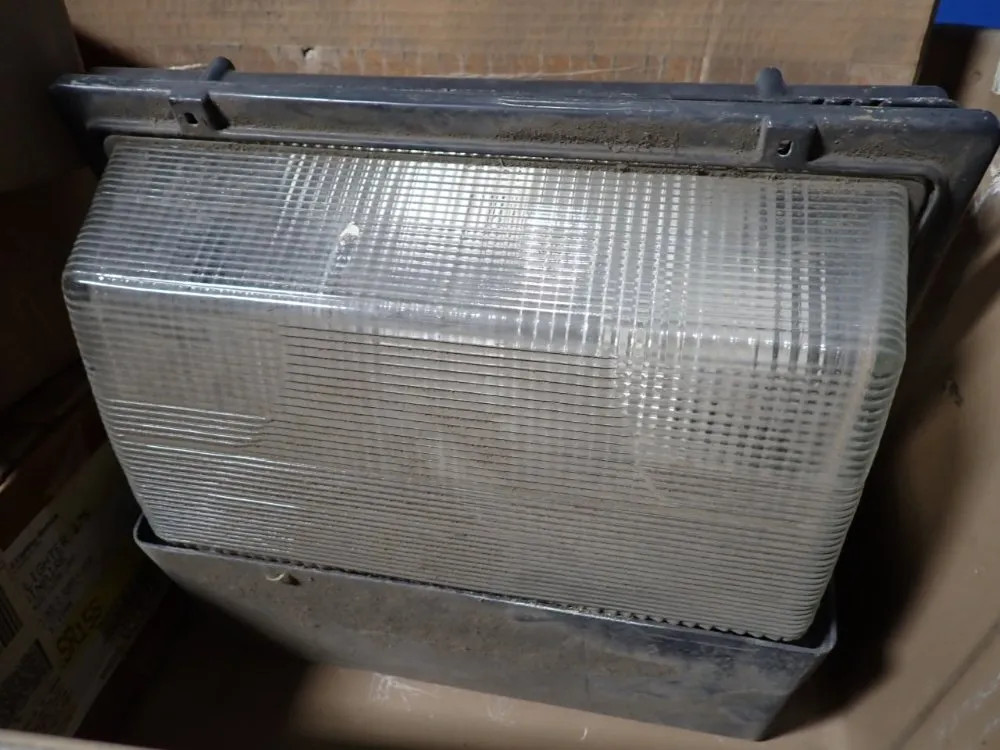 WALL PACK LIGHT FIXTURE, DROP LENSES 08250561470