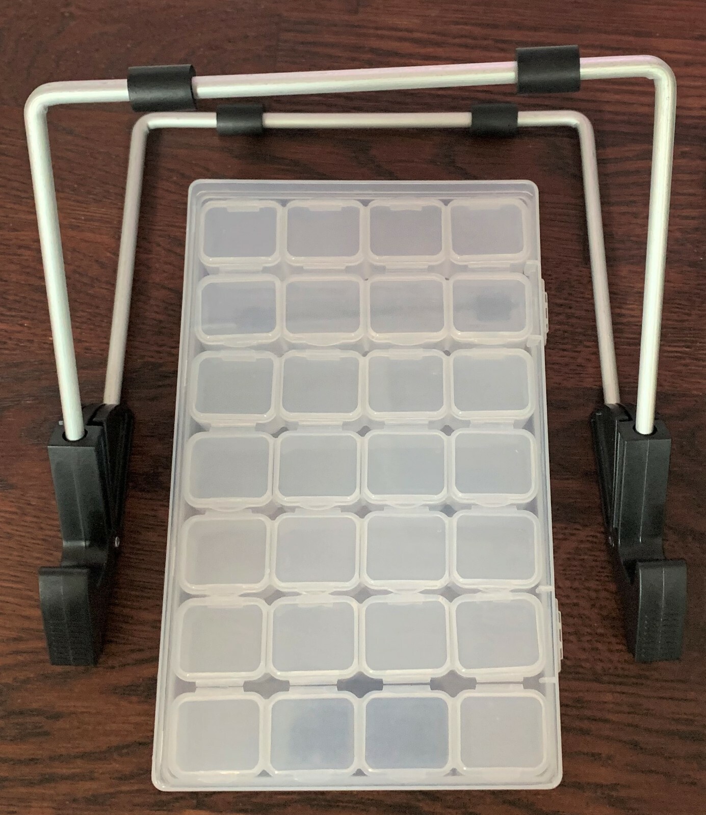 Clear individual 28 Grids Storage Containers  with stand for different crafts