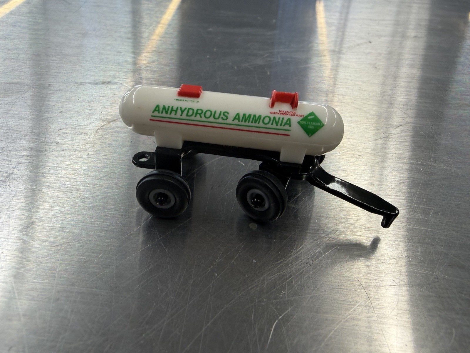 ERTL  1/64 ANHYDROUS AMONIA TANK CART WITH BLACK RUNNING GEAR