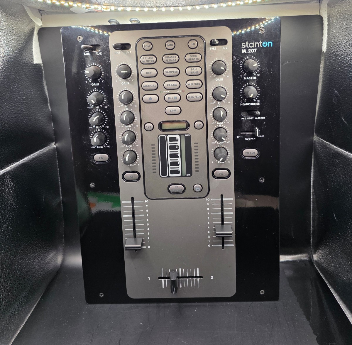Stanton M.207 scratch DJ mixer with SAMPLER and FX, filters and BPM