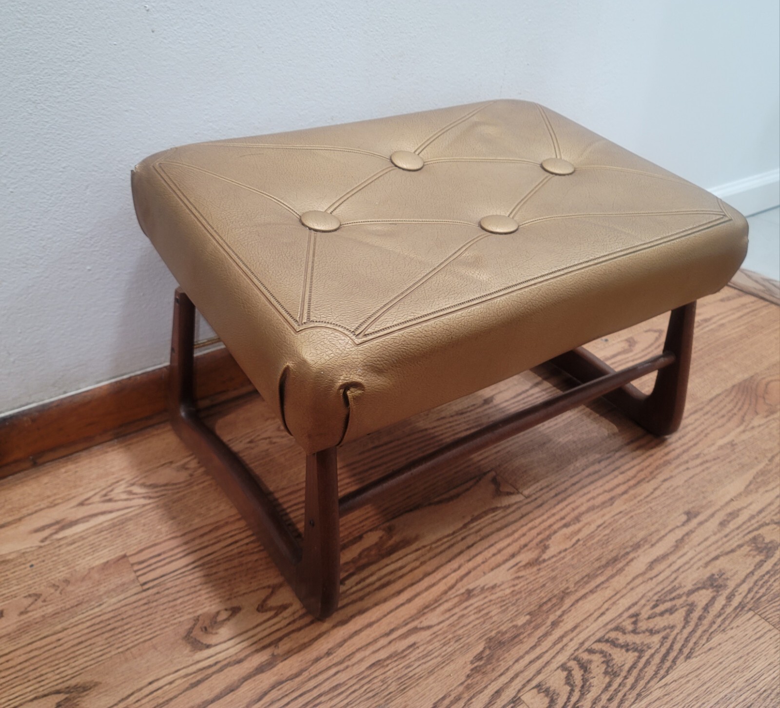 Vintage Pearl - Wick - Adjustable Leg - Lounger Ottoman With Wood Legs