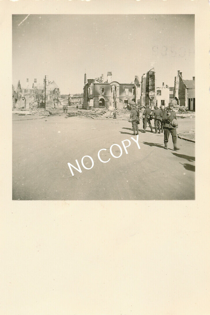 Photo WW II Wehrmacht Soldiers Village Ruins Destruction F1.82