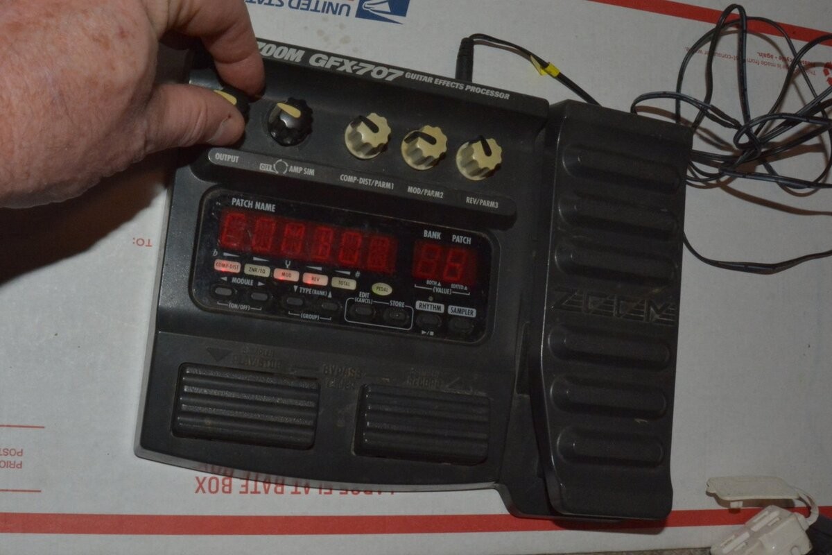 Half Works Zoom GFX-707 Guitar Effects Processor-no expression or power supply