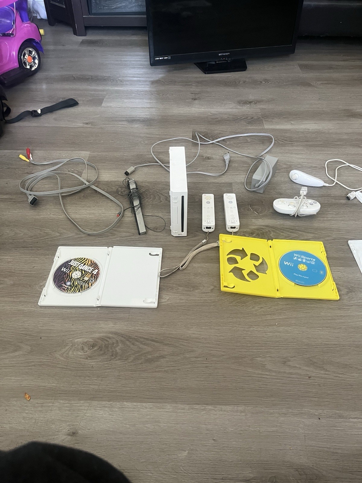 2006 Original Wii Console With 4 Games And Controllers Etc