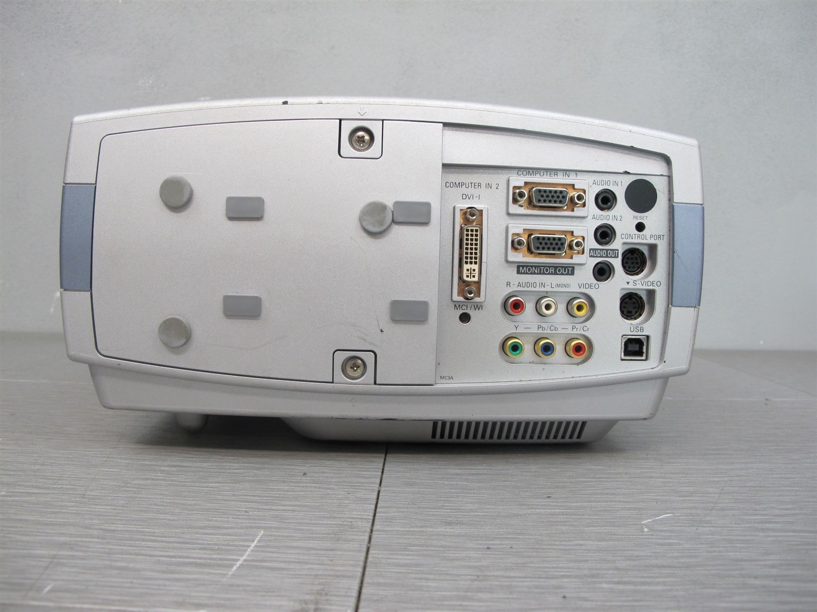 Sanyo PLC-XT15A PRO XtraX Multiverse Projector