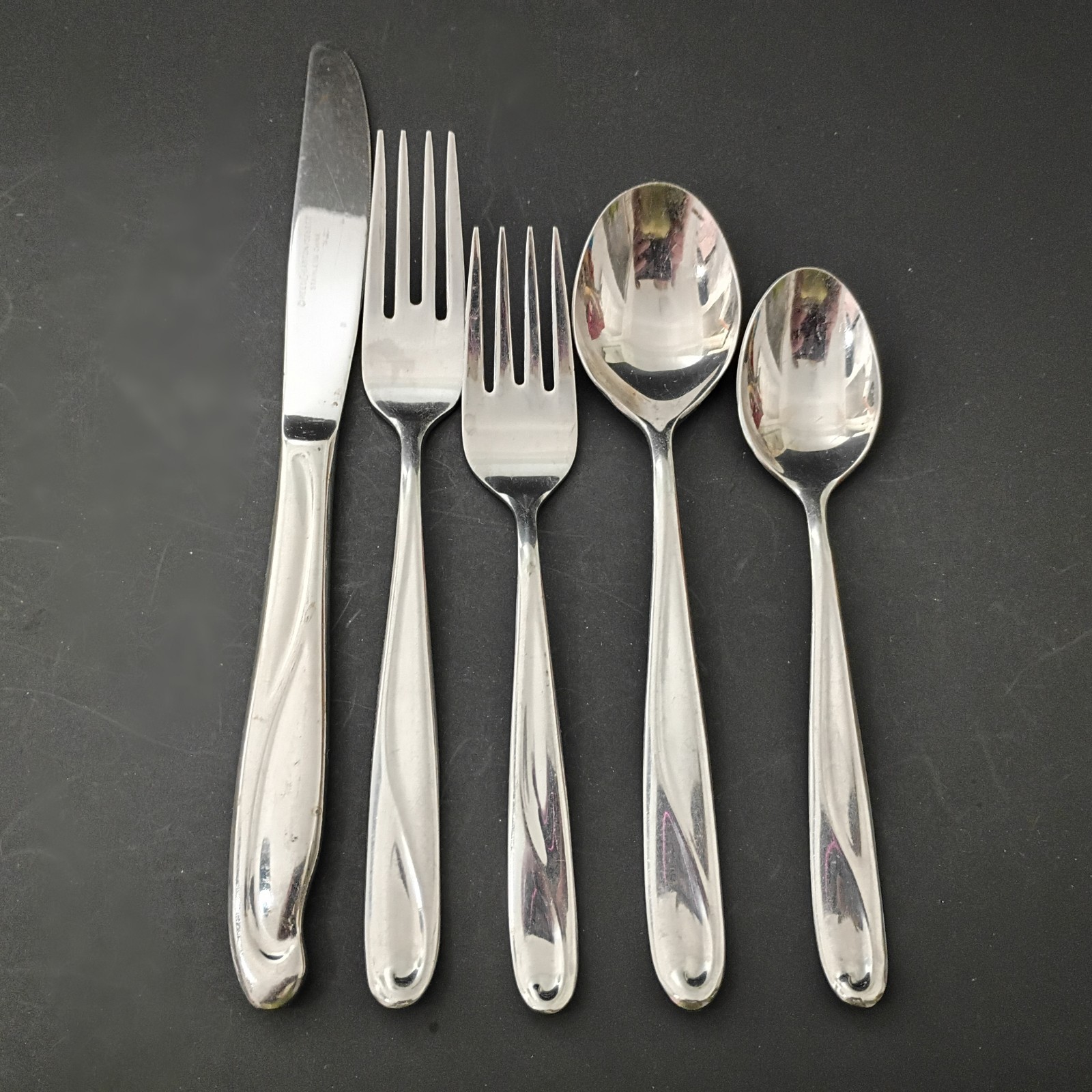 One Reed and Barton Edgartown Stainless Flatware 5 Piece Place Setting