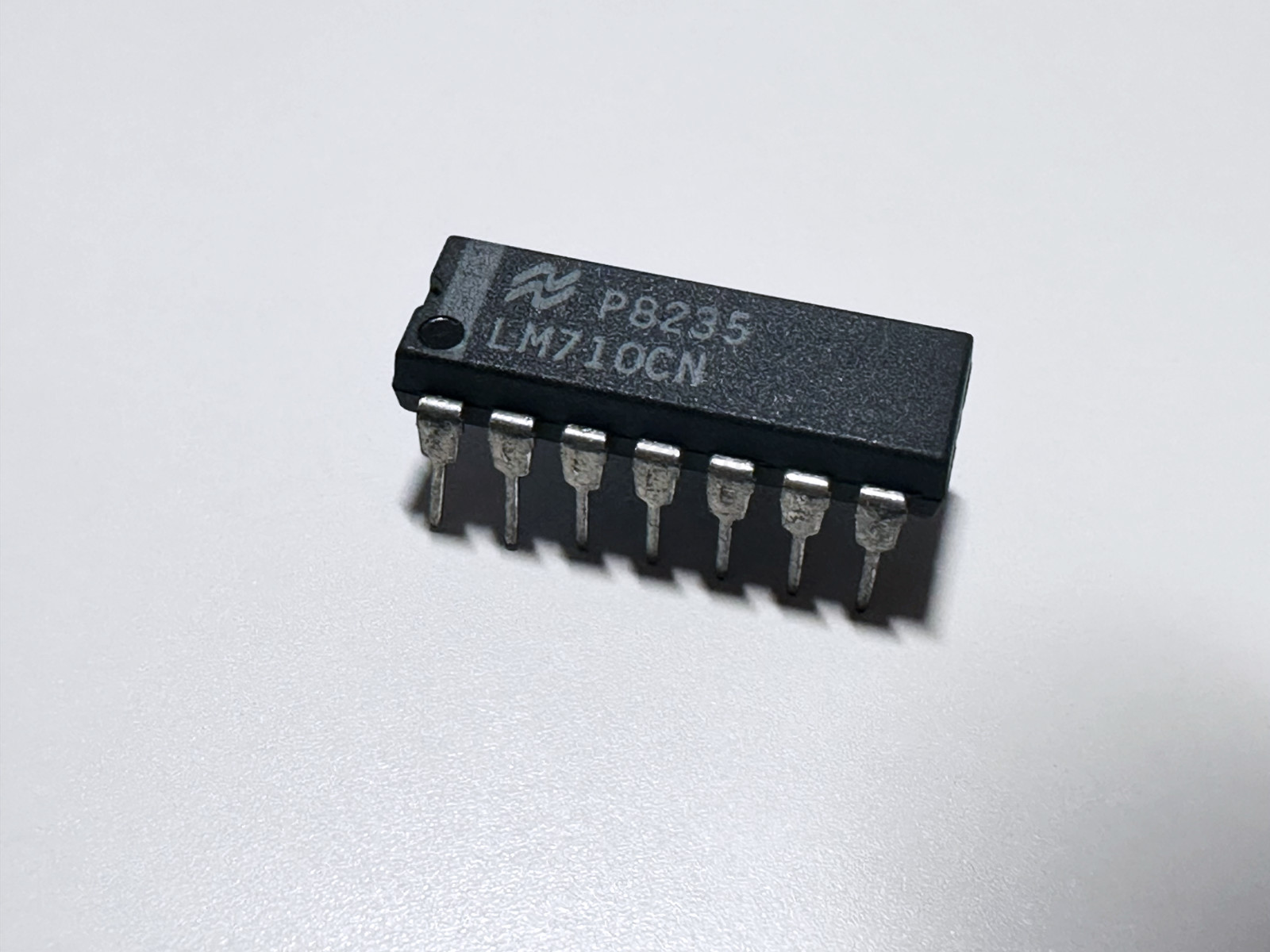 LM710CN LM710 National Semiconductor High Speed Voltage Comparator 40ns DIP-14
