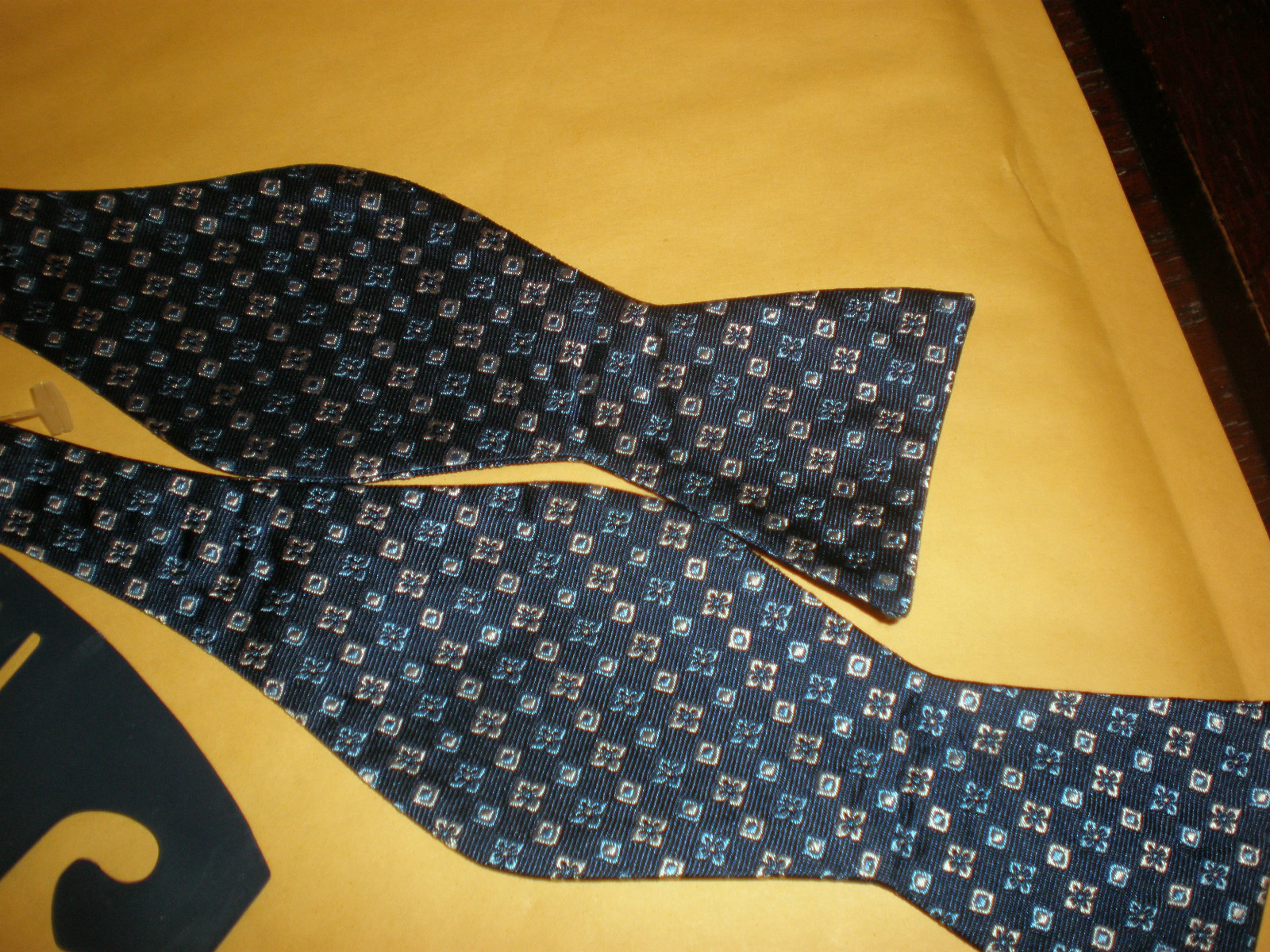CAPE COD MEN'S BOW TIE NEW NO TAGS BLUE (S) WHITEISH/SILVERY