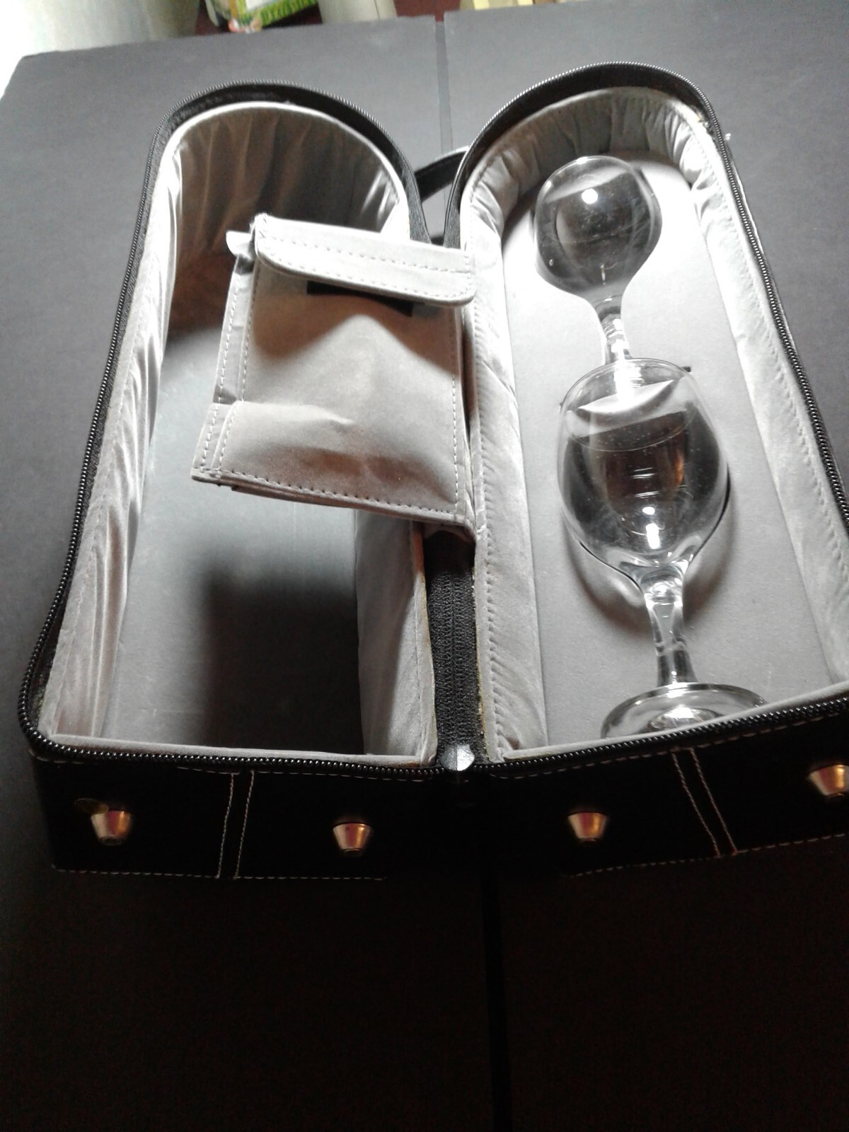 Geoffrey Beene Wine Travel CASE TOTE -  For 1 Bottle And 2 Glasses w cork opemer