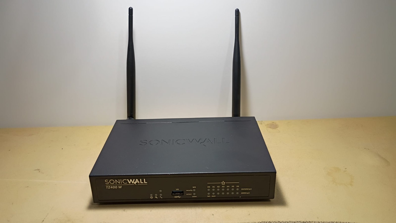SonicWall TZ400 W Network Security Appliance APL28-0B5 Untested