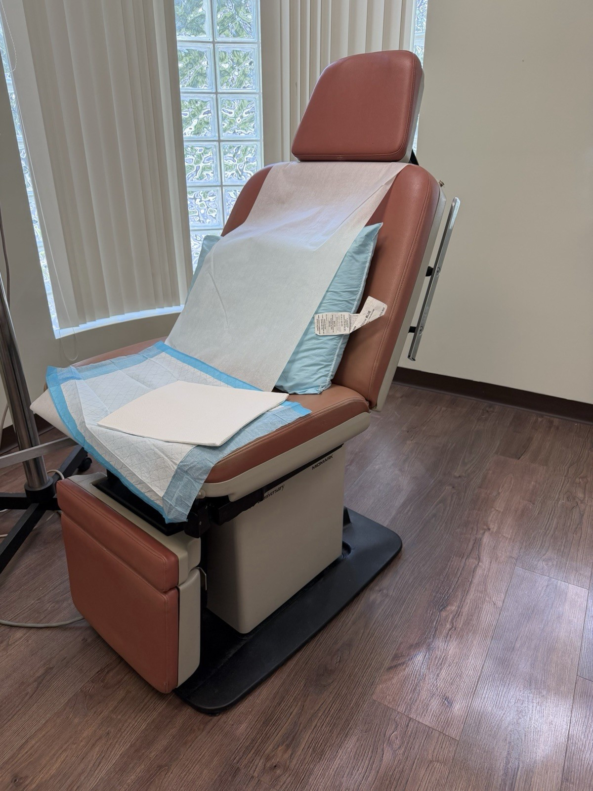 Midmark Adjustable Power Examination Table/Chair w/ Foot Control Pedal
