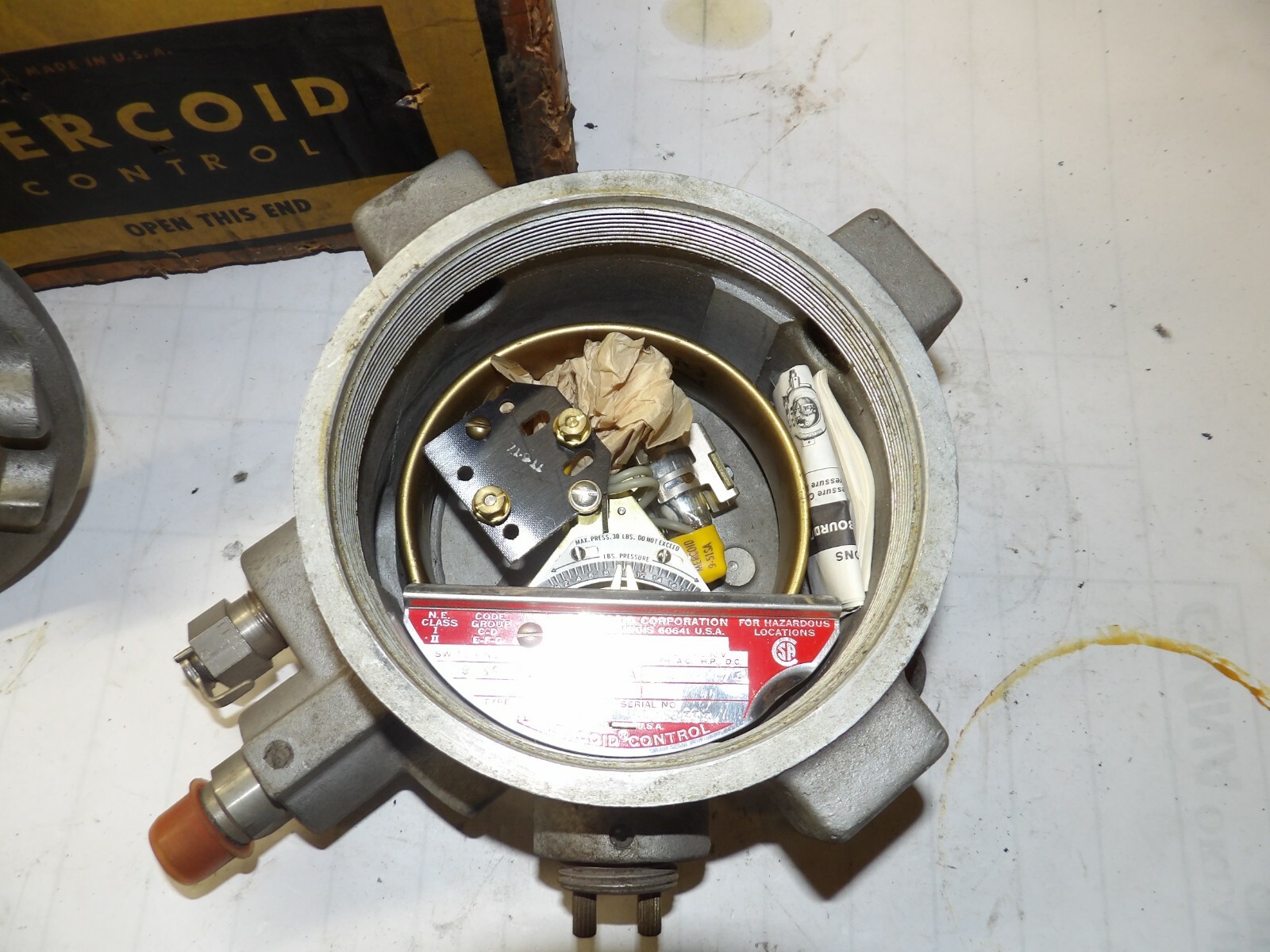 NEW MERCOID EXPLOSION PROOF PRESSURE CONTROL SWITCH 115 VAC 230 VDC DAH31-2