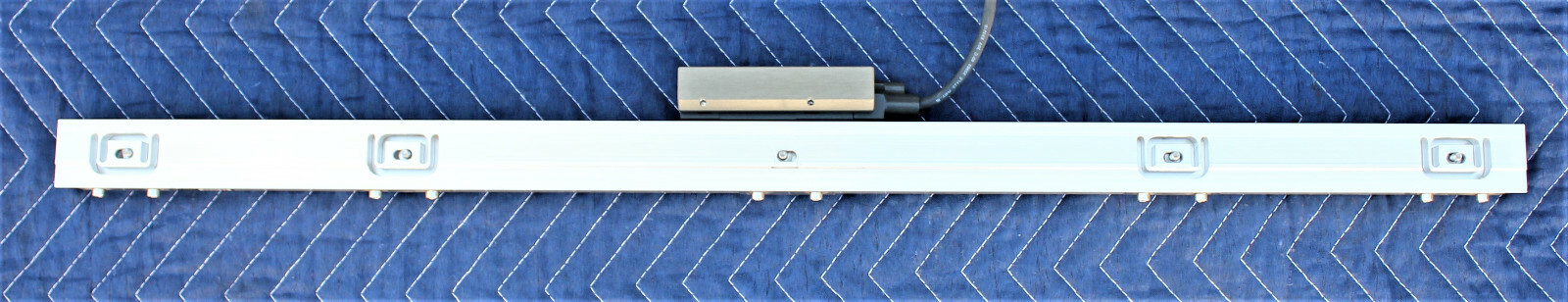 HEIDENHAIN LF 481C ML 650MM SEALED LINEAR SCALE ENCODER W/MOUNTING RAIL W/O PLUG