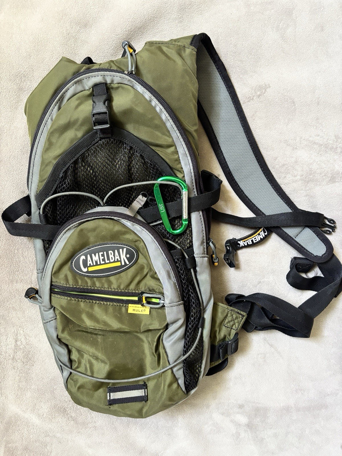 CamelBak M.U.L.E. 2L Hydration Backpack Green/Gray/Black Hip Belt 3 Pockets