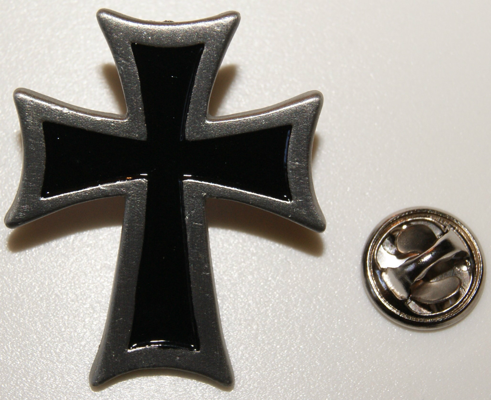 Cross l pin l badge l pin 153
