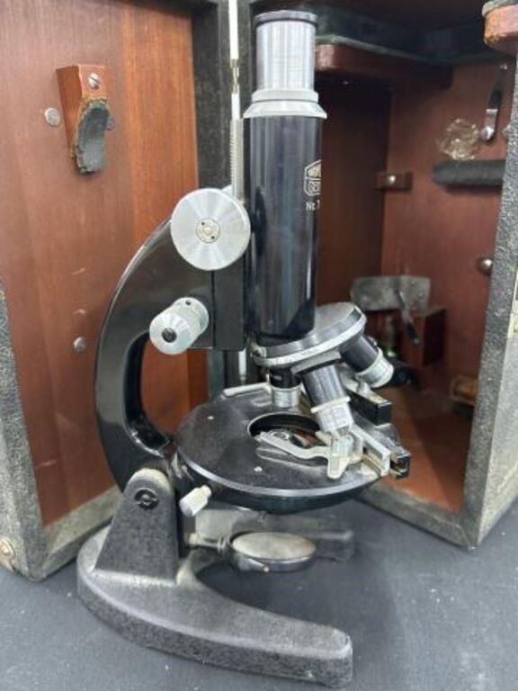WINKEL-ZEISS GOTTINGEN Microscope NR 71110 in case