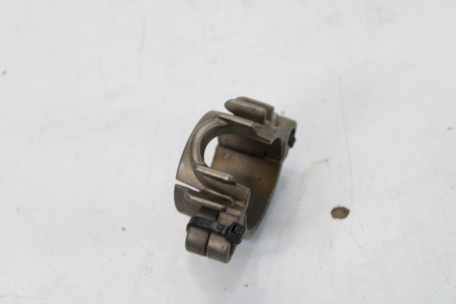 2016 TRIUMPH THRUXTON 1200 R LEFT EXHAUST HEADER CLAMP