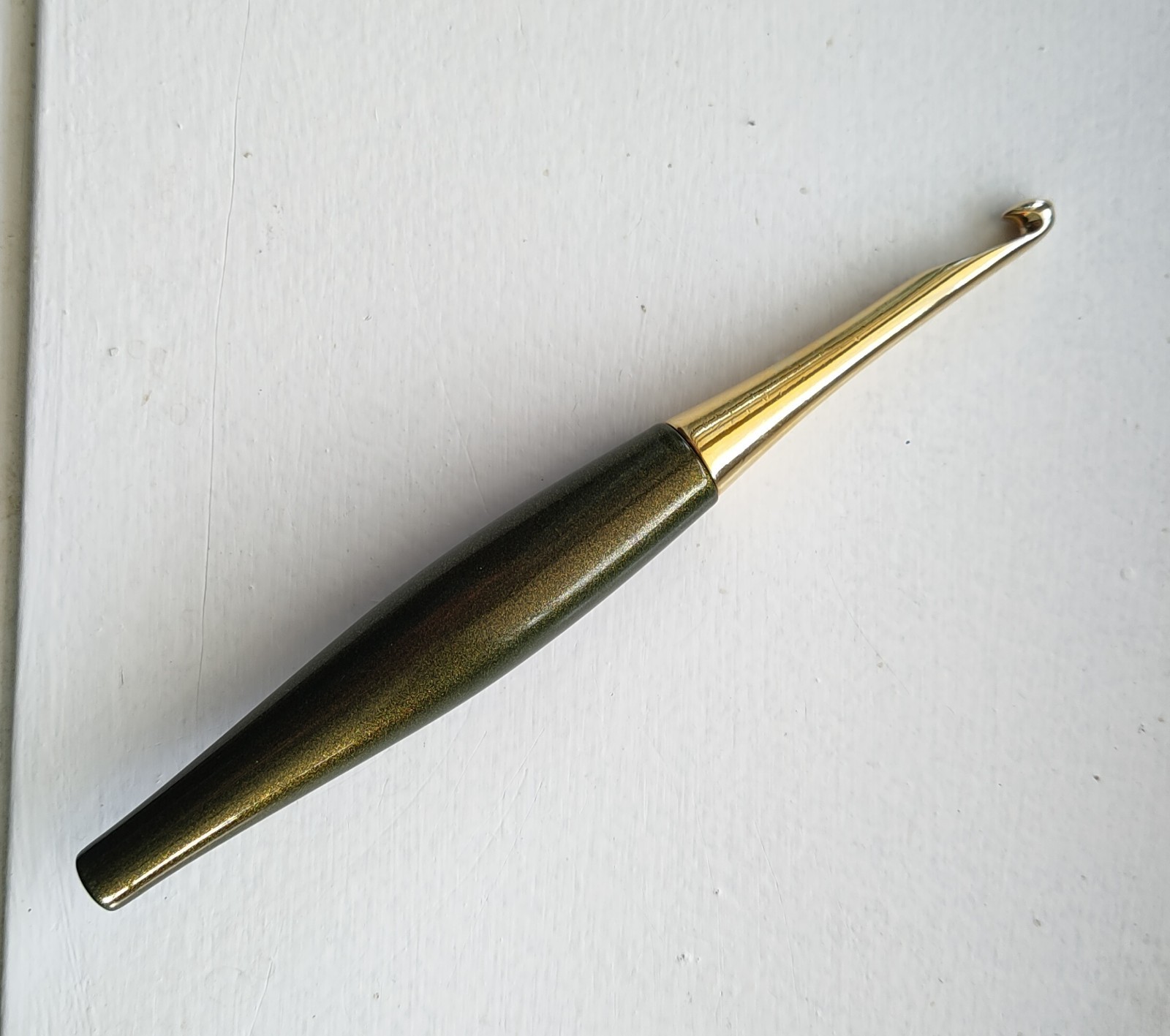 Furls Odyssey Crochet Hook Green/Gold Size K/6.5mm