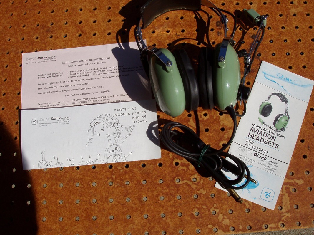 DAVID CLARK H10-40 AVIATION HEADSET w/ M4 MICROPHONE NOISE ATTENUATING