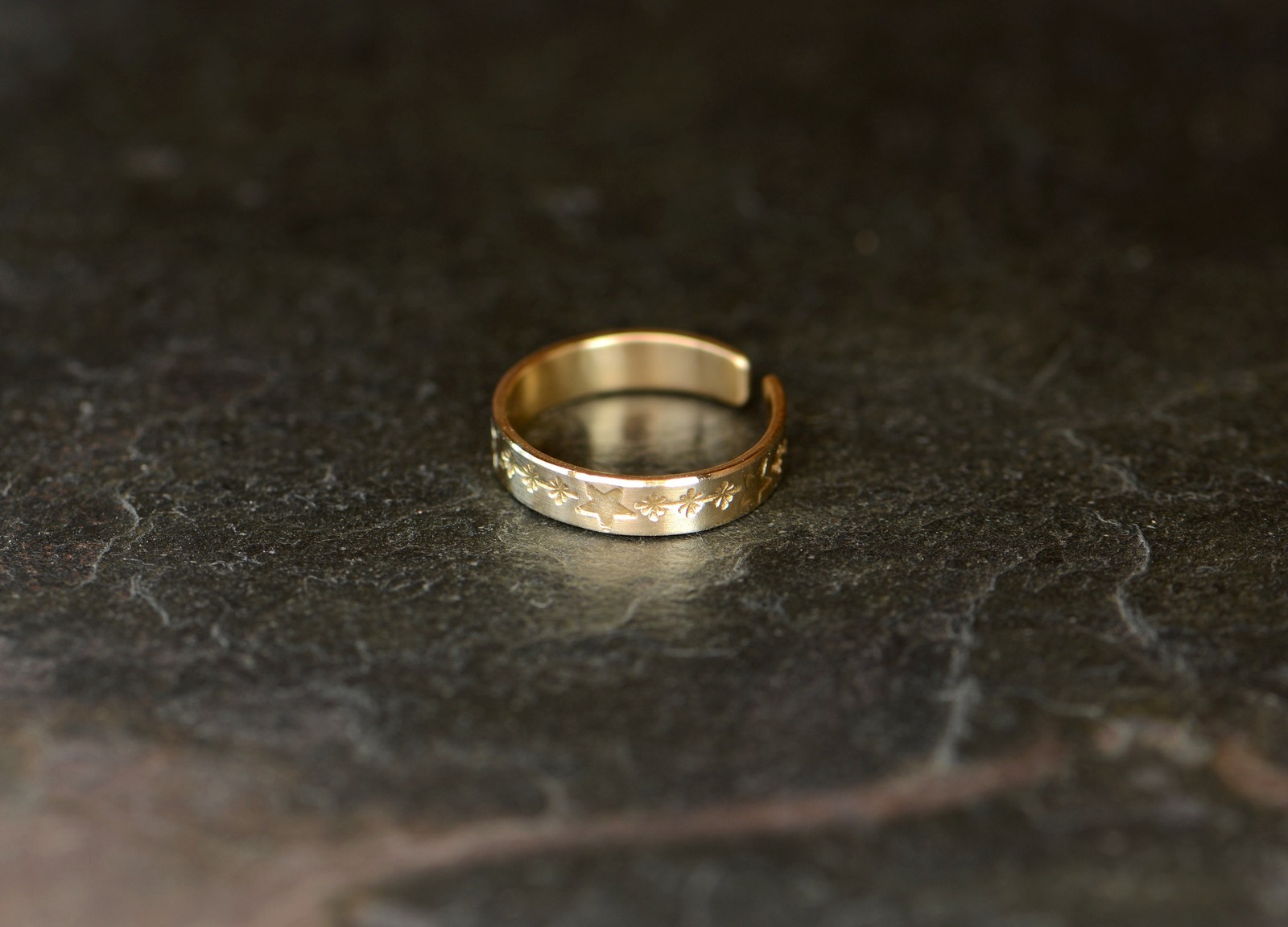 Dainty 14k Gold Toe Ring with Stars