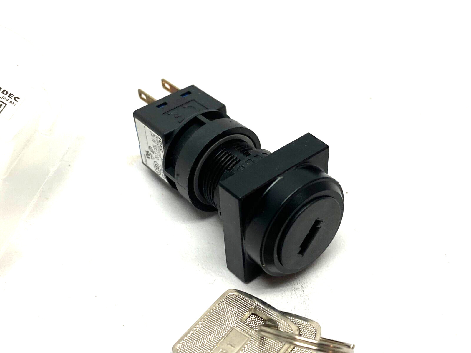 IDEC HA3K-2C2C 2-Position Oversize Key Selector Switch L6 Round/Square