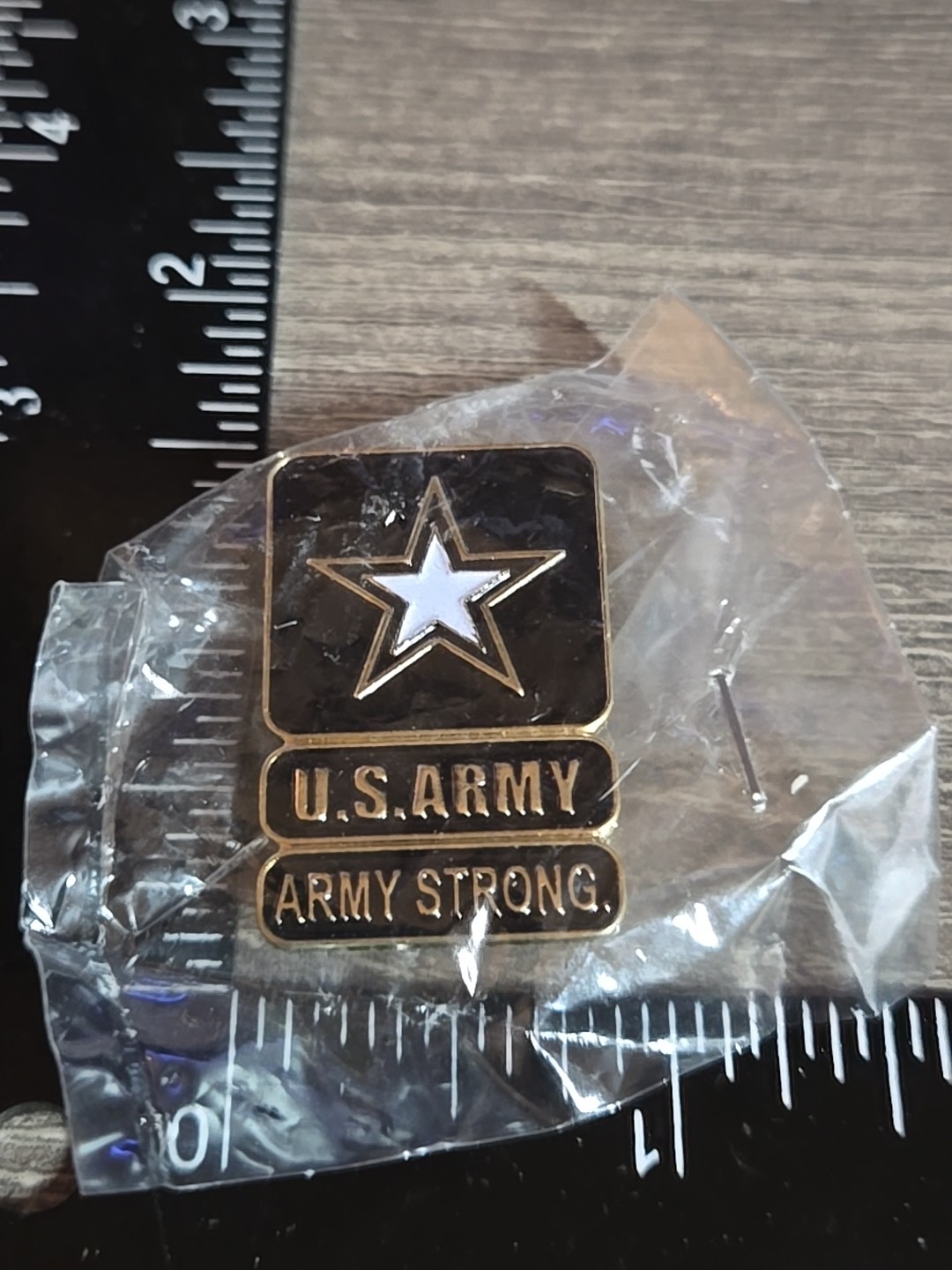 US Army Strong Lapel Pin Black Enamel Aan