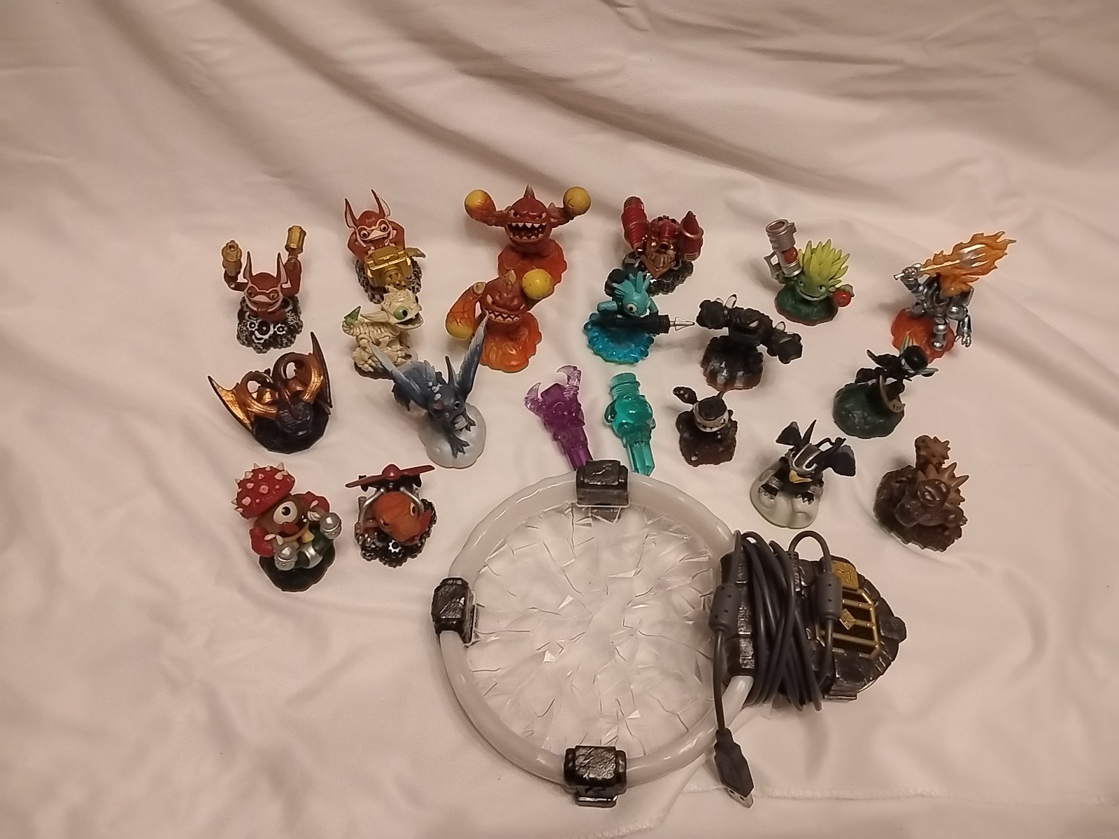 SKYLANDERS LOT OF 20 WITH POWER PORTAL