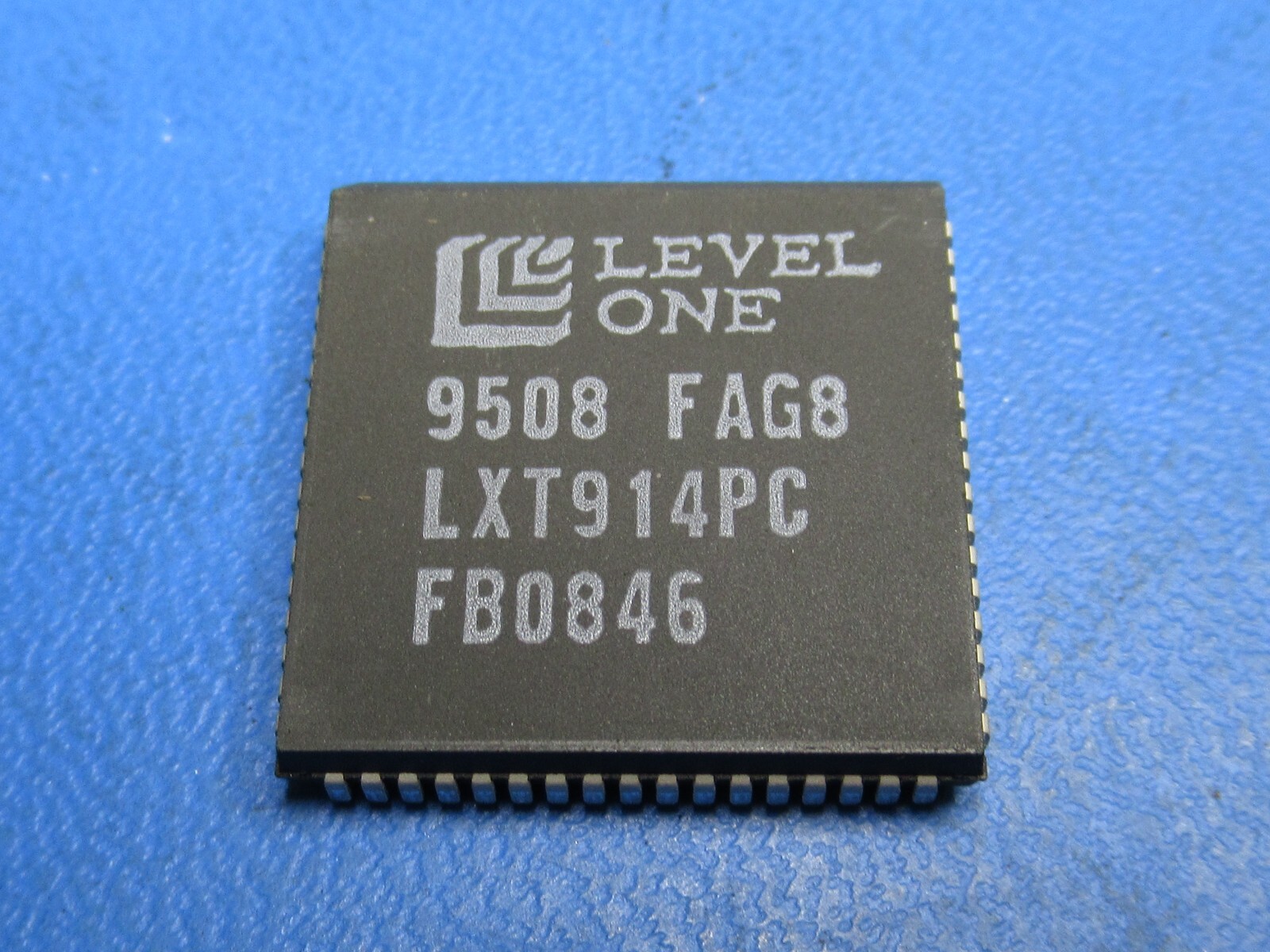 (1) LEVEL ONE LXT914PC FLEXIBLE QUAD ETHERNET REPEATER 10BASE-T 68 PIN PLCC NEW
