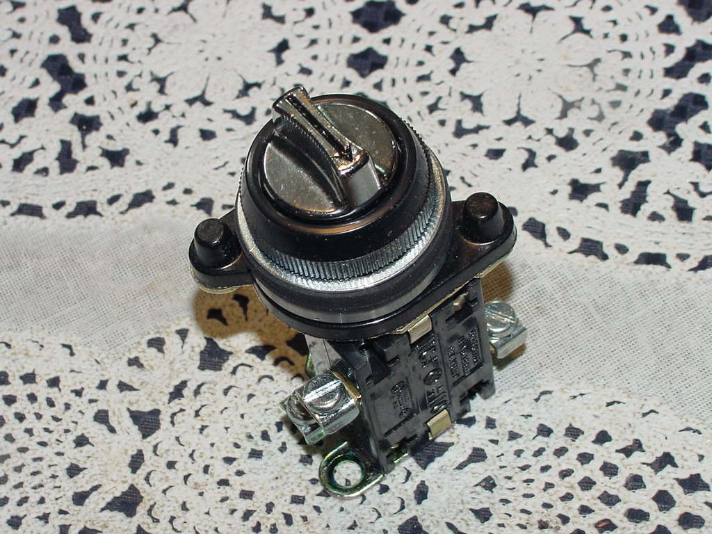 General Electric GE CR2940UB402B, Selector Switch, 3 Position Maintained, NEW!
