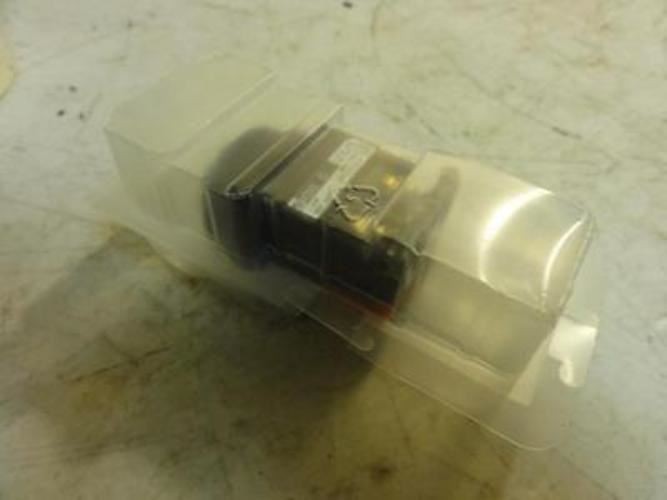 202257 New-No Box; Fuji AR30E0L-20E3G Push Button; Green; 30V; 1W (1)NC