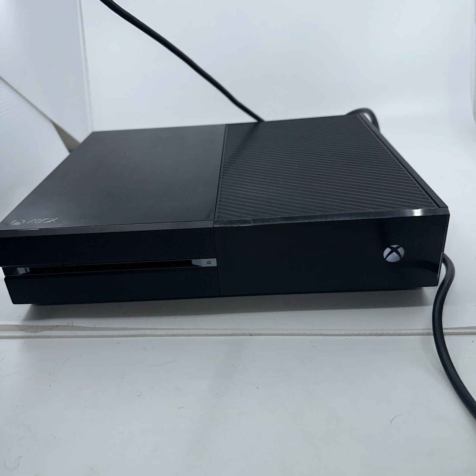 Microsoft Xbox One Model 1540 500GB Video Game Console with Cords