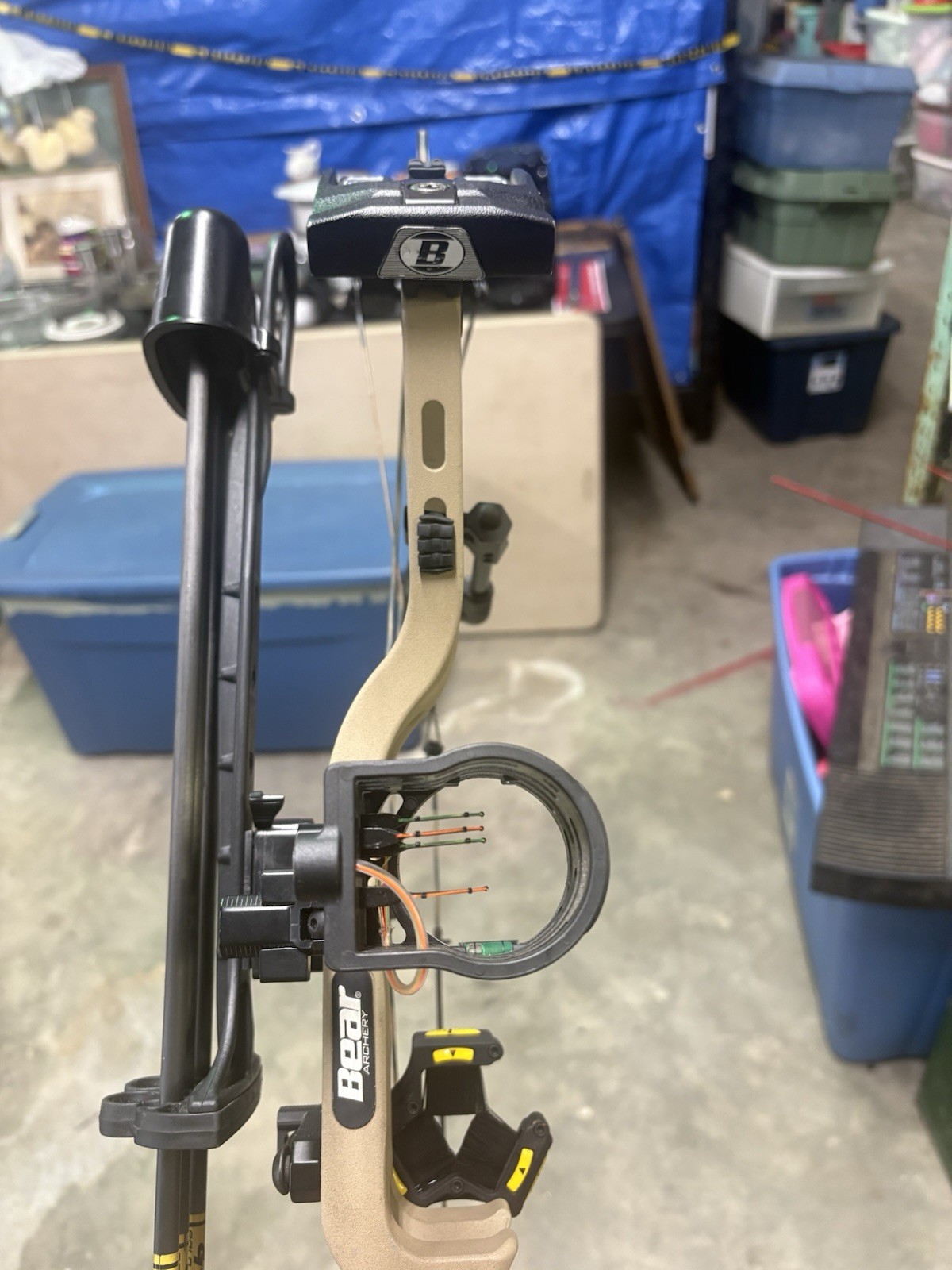 Bear Archery BR33 RH Compound Bow 70lb 33in. Bow Only.